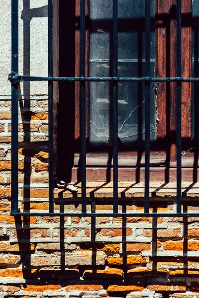 Primer Plano Barras Hierro Vieja Ventana Dañada Alcalá Henares España —  Fotos de Stock