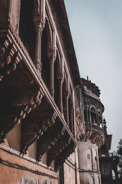 Een Verticaal Shot Van Een Oeroud Indiaas Gebouw Met Gebeeldhouwde — Stockfoto