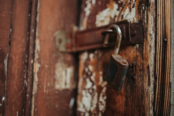 Una Vecchia Porta Con Una Serratura Rotta — Foto Stock