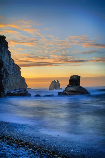 Een Betoverende Zonsondergang Landschap Zee Met Enorme Rotsachtige Kliffen — Stockfoto