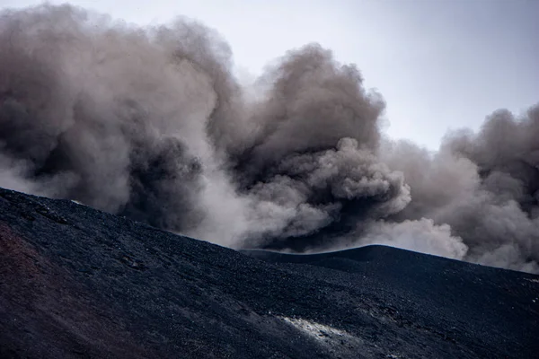 意大利西西里 一个著名的埃特纳火山的特写镜头 在乌云密布的天空下 烟雾缭绕 灰蒙蒙的山顶 — 图库照片
