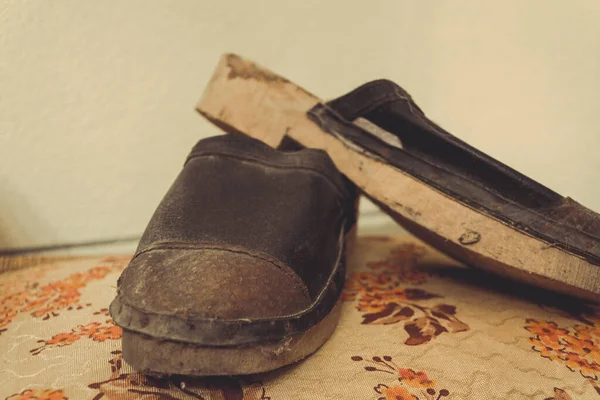 Close Velhos Sapatos Danificados Tapete Floral — Fotografia de Stock