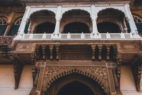 Colpo Basso Angolo Antico Edificio Indiano Con Balcone Bianco Dettagli — Foto Stock