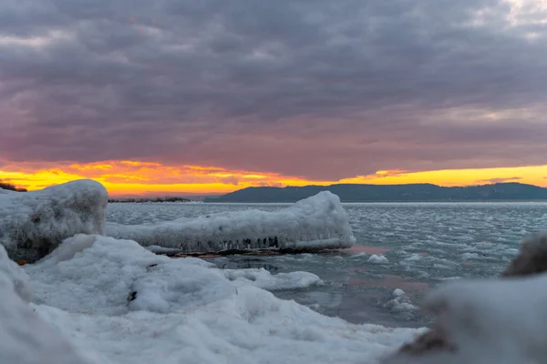 Gyönyörű Kép Balatonról Télen Naplementében — Stock Fotó