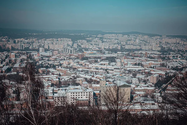 Egy Gyönyörű Városkép Borús Alatt Fákkal Előtérben — Stock Fotó