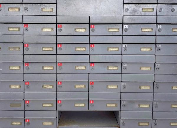 Ένα Κοντινό Πλάνο Παλιών Σκουριασμένων Μεταλλικών Γραμματοκιβωτίων Κλειδαριές Κάτω Από — Φωτογραφία Αρχείου