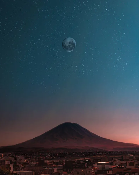 Vacker Natur Och Ett Högt Bergslandskap Stor Rund Måne Himlen — Stockfoto