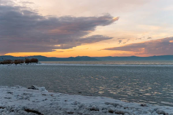 冬季日落时匈牙利巴拉顿湖的一张美丽的照片 — 图库照片