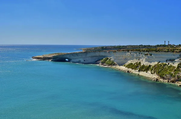 Delimara Marsaxlokk Malta 2015年9月10日 夏に青いターコイズブルーの海と デリマラの小さな湾の海岸と海岸線 地中海に沿って青い空と晴れた日 — ストック写真