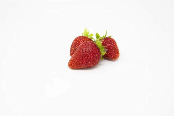 Primer Plano Fresas Jugosas Rojas Sobre Fondo Blanco —  Fotos de Stock