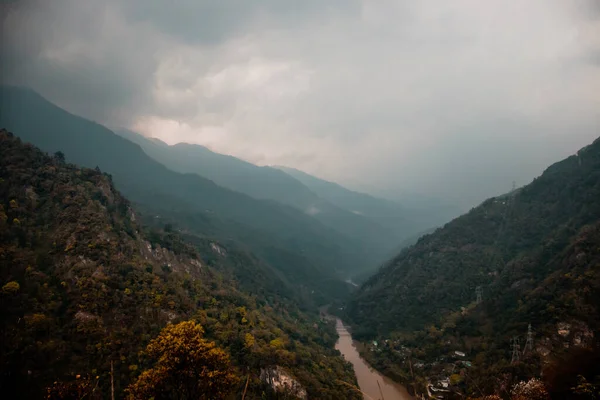 Hermoso Paisaje Con Montañas Boscosas Río Bajo Cielo Tormentoso — Foto de Stock