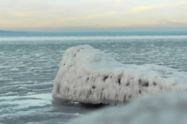 Uma Foto Panorâmica Lago Balaton Hungria Coberta Gelo Durante Inverno — Fotografia de Stock