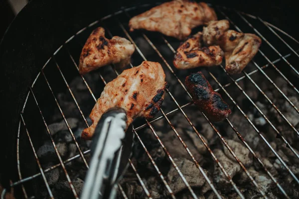 グリルで調理するソーセージと肉のクローズアップショット — ストック写真