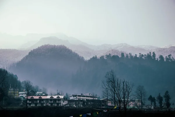 Ένα Όμορφο Τοπίο Μια Πόλη Ενάντια Στα Ομιχλώδη Βουνά — Φωτογραφία Αρχείου