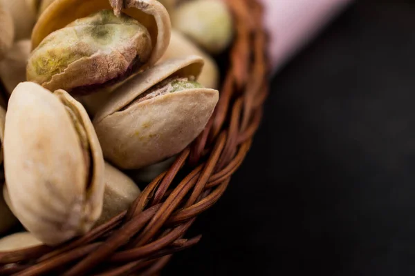 Een Top Uitzicht Van Verse Pistachenootjes Een Rieten Mand — Stockfoto