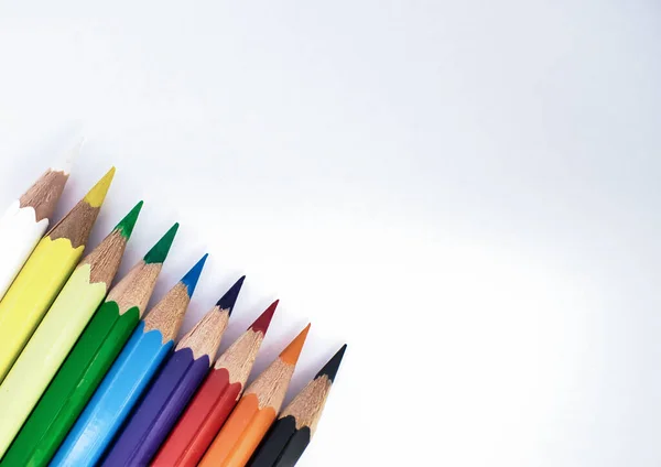 Zole Edilmiş Bir Arkaplanda Çizim Yapmak Için Çoklu Renkli Kalemlerin — Stok fotoğraf