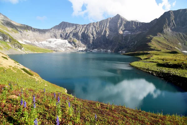 Den Fascinerande Utsikten Över Gröna Landskapen Och Flod Mot Den — Stockfoto