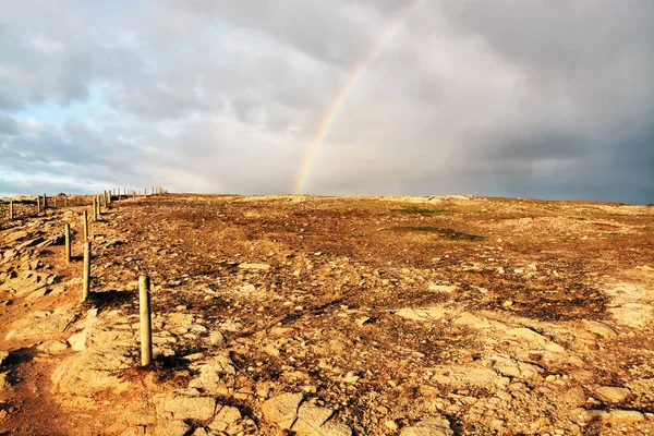 Ein Schöner Regenbogen Über Dem Trockenen Feld Der Bretagne Frankreich — Stockfoto