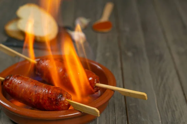 Pikantne Chorizo Piekła Gotowane Nad Ogniem Tuż Stole — Zdjęcie stockowe