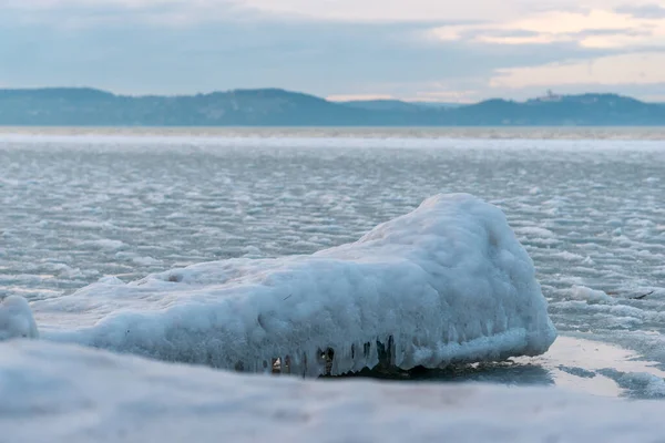 Una Hermosa Toma Del Lago Balaton Hungría Durante Invierno Con —  Fotos de Stock