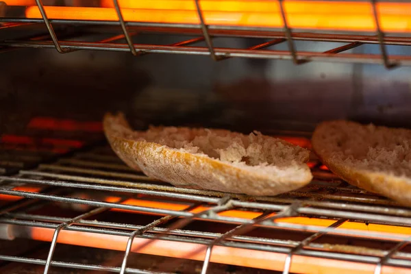 Närbild Bild Bröd Skivor Ugn Med Värme — Stockfoto