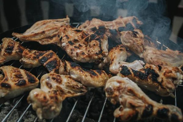 炭火で焼く肉のクローズアップショット — ストック写真