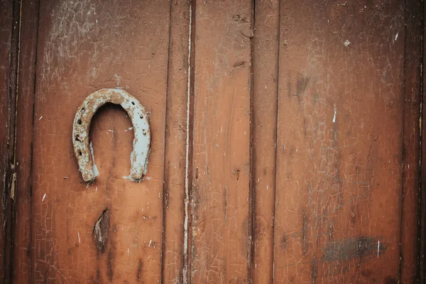 Una Vieja Puerta Madera Con Una Herradura Oxidada Boca Abajo — Foto de Stock