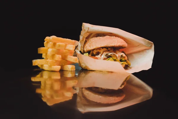 Closeup Shot Freshly Made Burger French Fries Dark Background — Stock Photo, Image
