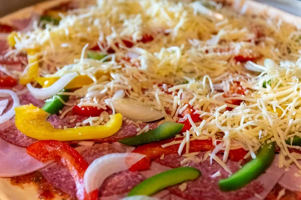 Een Close Shot Van Heerlijke Smakelijke Pizza Met Kaas — Stockfoto