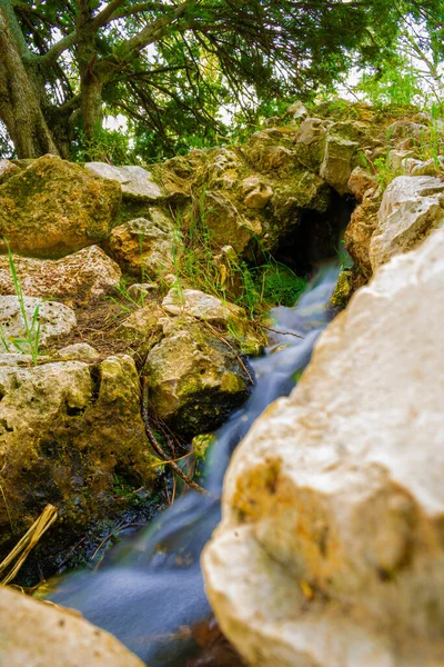 Tiro Vertical Belo Canal Nas Montanhas Contra Fundo Árvores Verdes — Fotografia de Stock