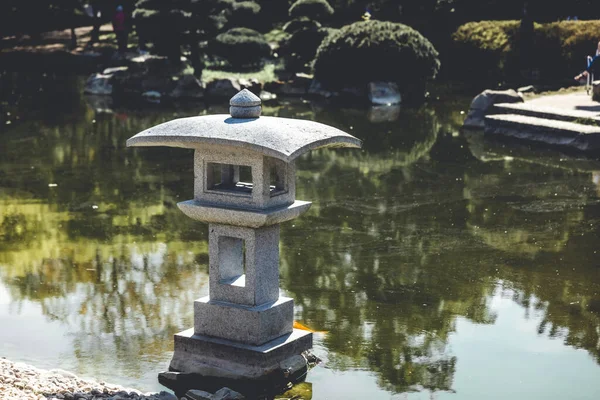 湖の中にある日本庭園灯 — ストック写真