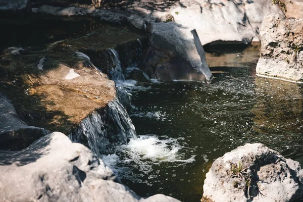 Uma Pequena Cachoeira Das Rochas Parque — Fotografia de Stock