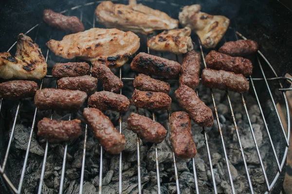 Ein Grill Mit Hühnerbrust Und Spießbraten — Stockfoto