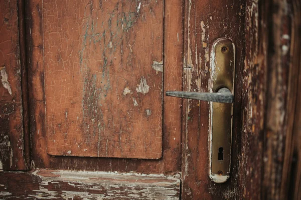 古い木製のドアに錆びたハンドルのクローズアップショット — ストック写真