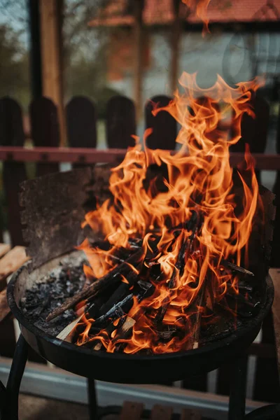 Вертикальний Знімок Спалювання Вугілля Грилі — стокове фото