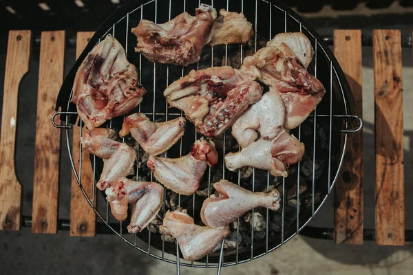 Egy Felülnézeti Felvétel Csirkehúsról Amint Egy Faszén Grillen Pörkölődik — Stock Fotó