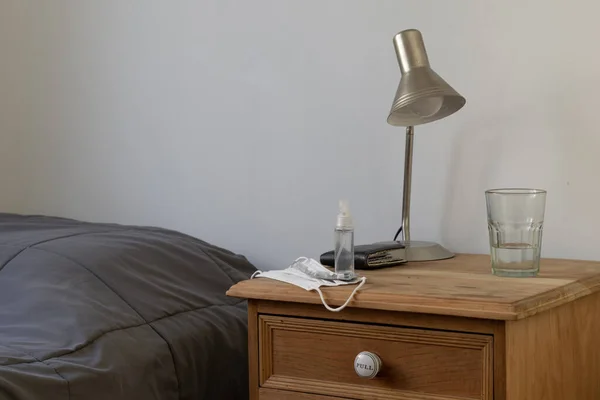 Cüzdan Yüz Maskesi Haplar Yatağın Yanındaki Rafta Bir Lamba — Stok fotoğraf