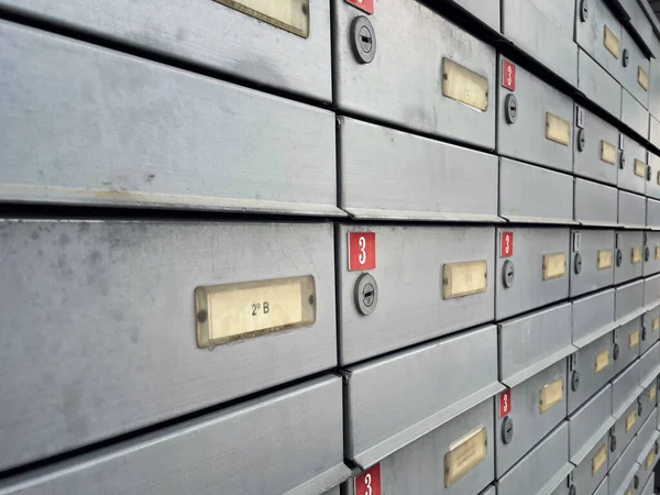Ένα Κοντινό Πλάνο Παλιών Σκουριασμένων Μεταλλικών Γραμματοκιβωτίων Κλειδαριές Θολό Φόντο — Φωτογραφία Αρχείου