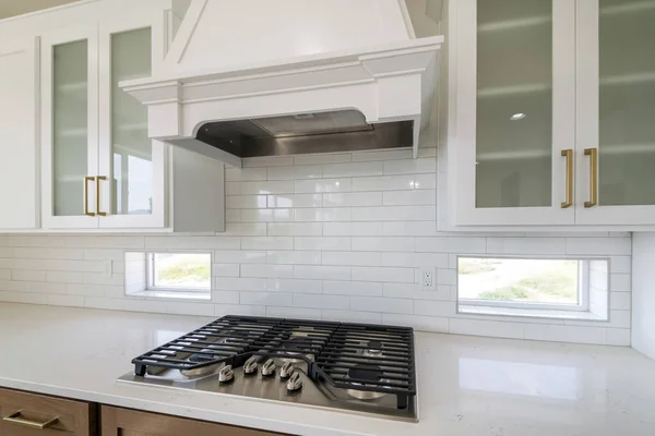 Een Interieur Van Een Moderne Keuken Met Een Afzuigkap Oven — Stockfoto