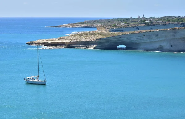 Delimara Marsaxlokk Malta Wrz 2015 Białe Klify Małe Okno Nadmorskie — Zdjęcie stockowe