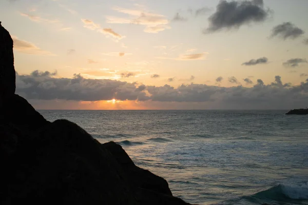 Tiro Silhueta Penhasco Rochoso Mar Durante Belo Pôr Sol — Fotografia de Stock