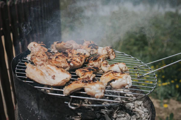 Izgarada Kızarmış Tavuk Eti Ateş Çukurundan Yükselen Dumanla Yakın Çekim — Stok fotoğraf