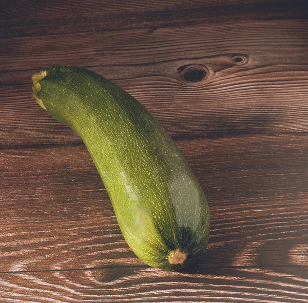 Närbild Zucchini Ett Brunt Träbord — Stockfoto