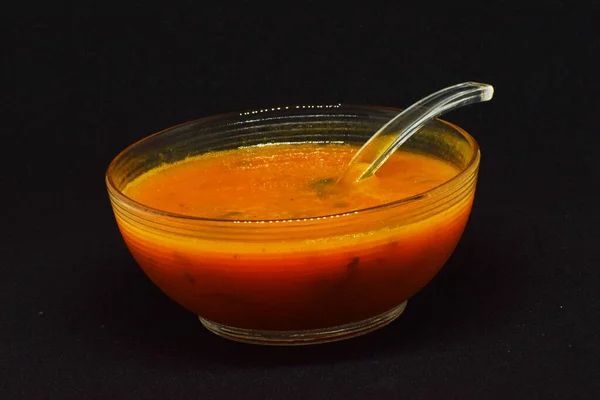 Tiro Close Uma Sopa Purê Lentilha Uma Tigela Clara Isolada — Fotografia de Stock