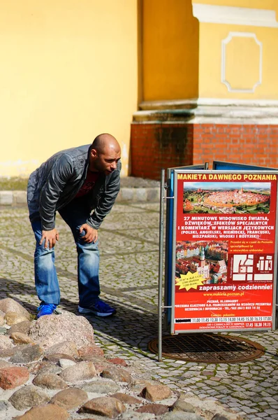 Poznan Polsko 2013 Muž Hledící Informační Tabuli Centru Města — Stock fotografie