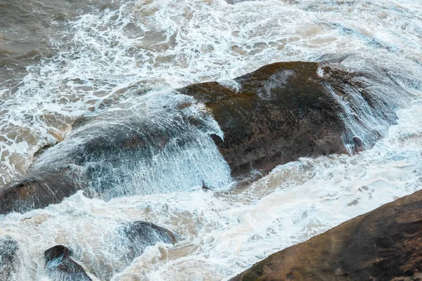 雨の日に波状の湖の閉鎖ショット — ストック写真