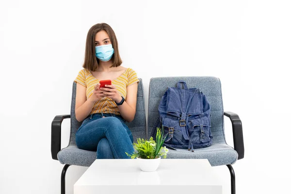 Ung Kvinnlig Klient Väntrummet Med Mask Och Sin Telefon Tittar — Stockfoto