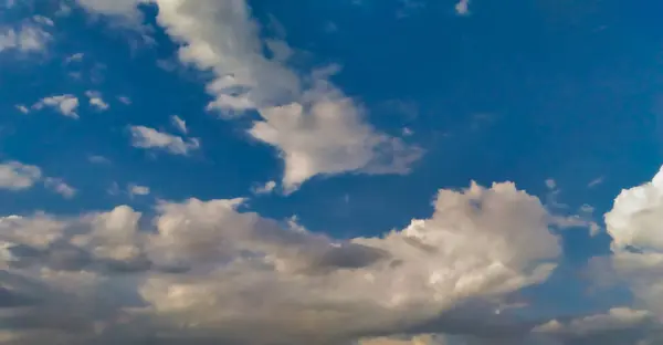 Beau Cliché Paysage Nuageux Dans Ciel Plein Jour — Photo