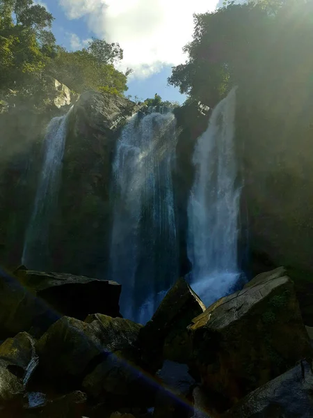 Eine Vertikale Aufnahme Eines Großen Wasserfalls — Stockfoto