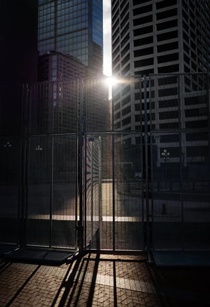 Tiro Vertical Dos Portões Tribunal Condado Hennepin Sob Luz Solar — Fotografia de Stock